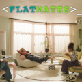 Flatmates: 3 WG-Mitbewohner sitzen im Wohnzimmer