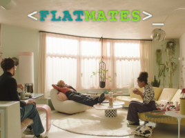Flatmates: 3 WG-Mitbewohner sitzen im Wohnzimmer